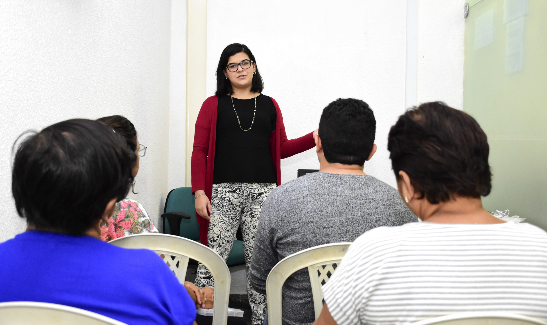 instrutora falando para participantes de capacitação